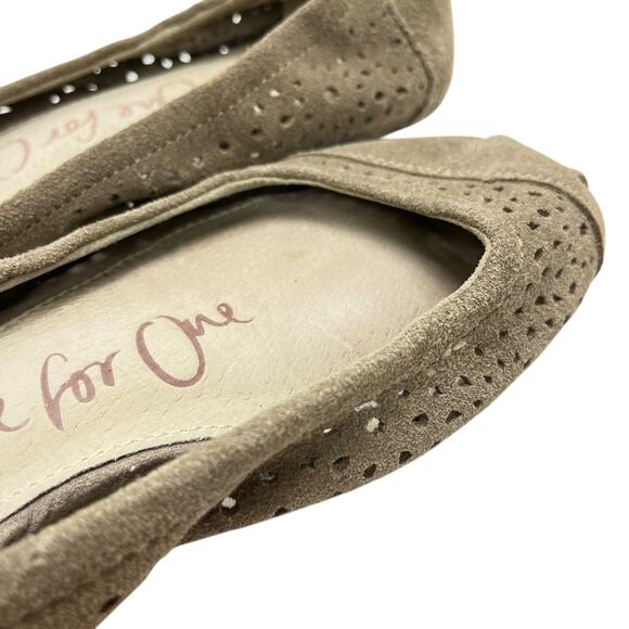 Toms Beige Taupe Casual Flats Boho Slip On Loafers Laser Cut Outs Shoes sz 8 - Picture 16 of 16